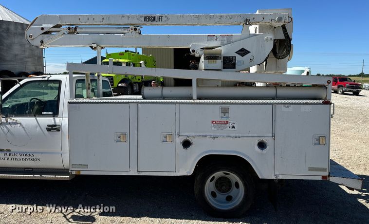 image for item EH6886 1999 Chevrolet  C3500 bucket truck