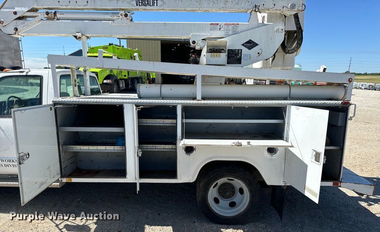 image for item EH6886 1999 Chevrolet  C3500 bucket truck