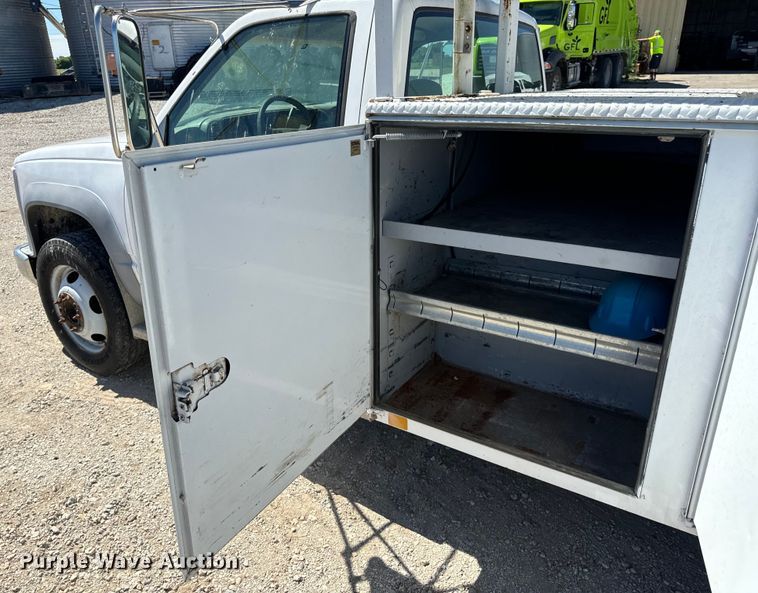 image for item EH6886 1999 Chevrolet  C3500 bucket truck