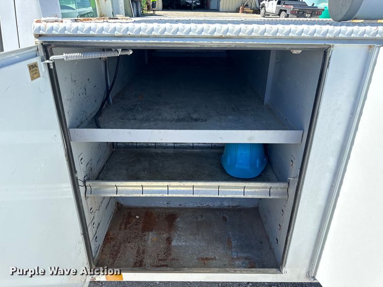 image for item EH6886 1999 Chevrolet  C3500 bucket truck