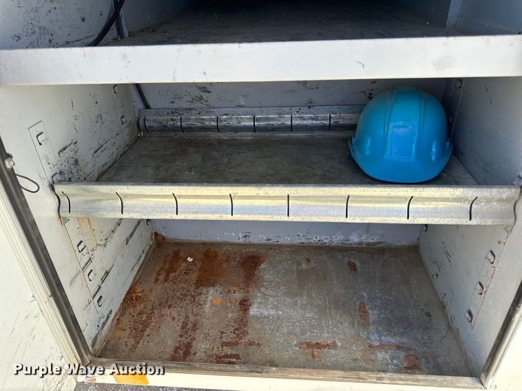 image for item EH6886 1999 Chevrolet  C3500 bucket truck