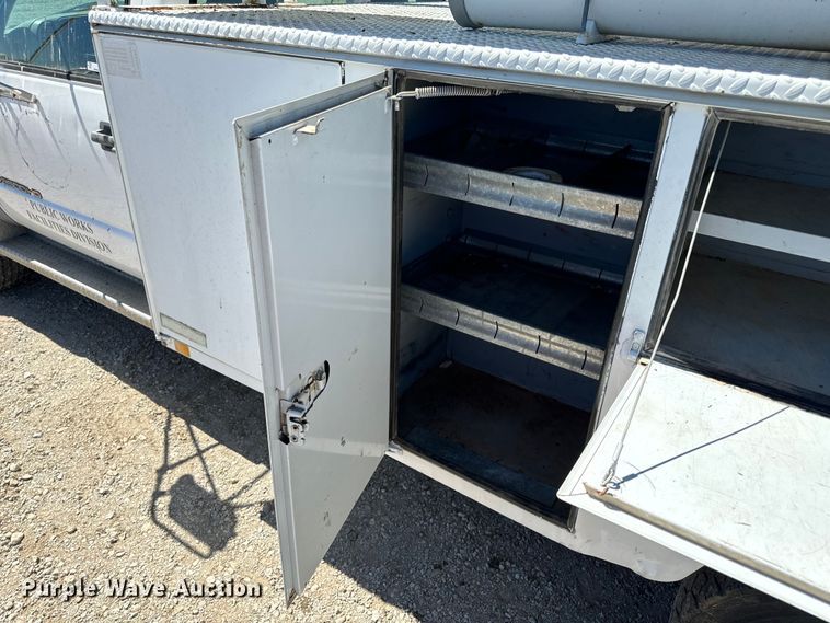 image for item EH6886 1999 Chevrolet  C3500 bucket truck