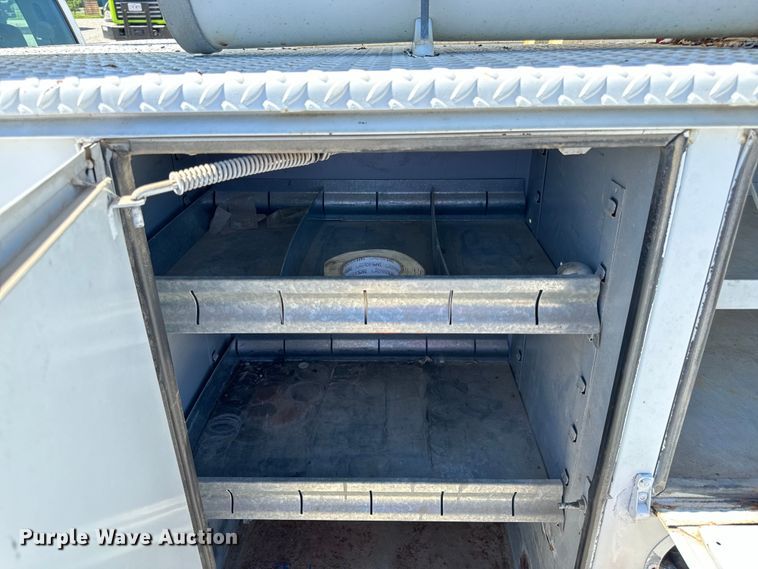 image for item EH6886 1999 Chevrolet  C3500 bucket truck