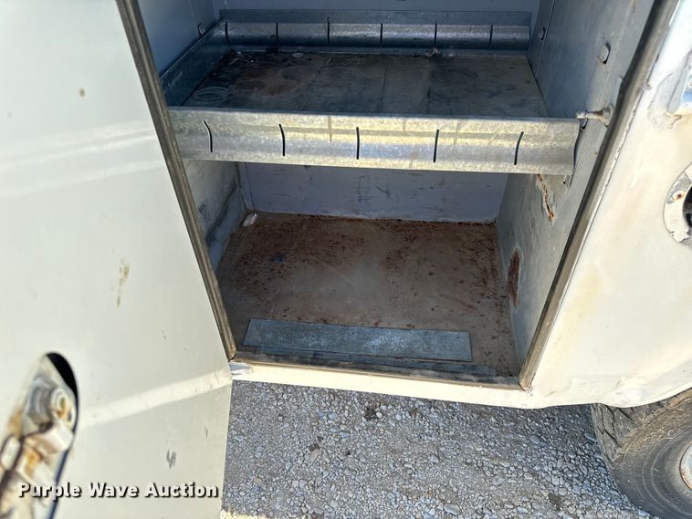 image for item EH6886 1999 Chevrolet  C3500 bucket truck