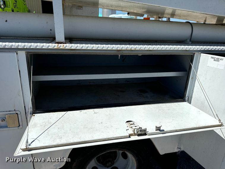 image for item EH6886 1999 Chevrolet  C3500 bucket truck