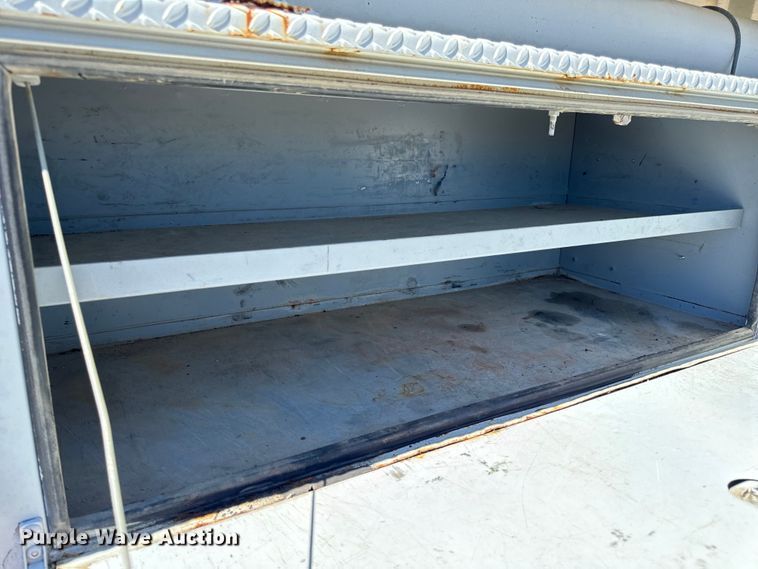 image for item EH6886 1999 Chevrolet  C3500 bucket truck