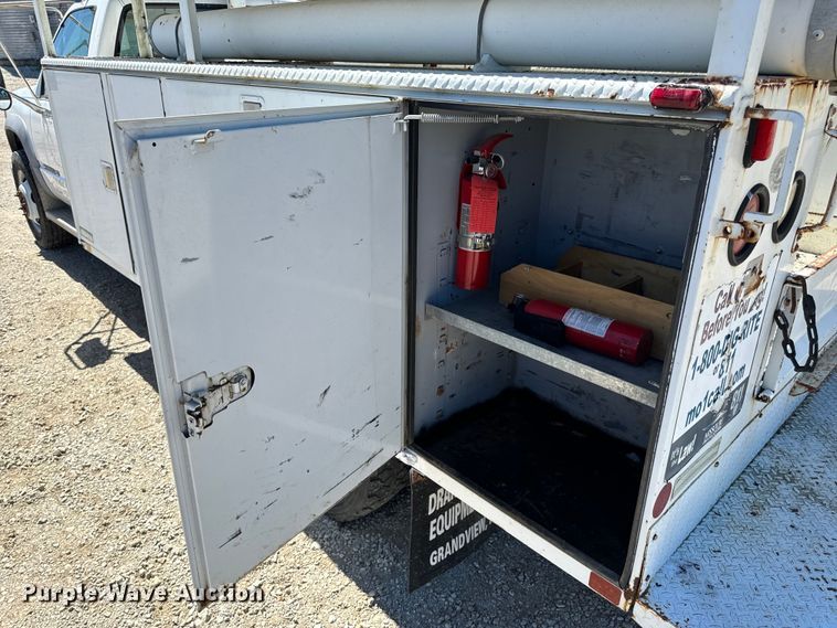 image for item EH6886 1999 Chevrolet  C3500 bucket truck