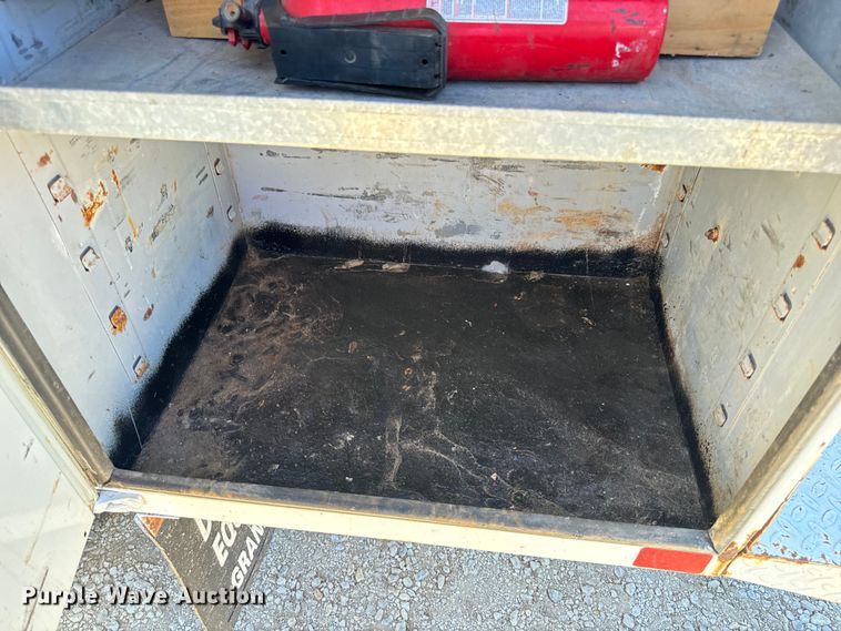 image for item EH6886 1999 Chevrolet  C3500 bucket truck