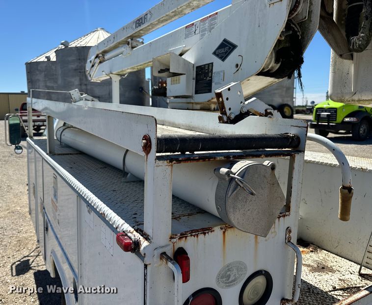 image for item EH6886 1999 Chevrolet  C3500 bucket truck