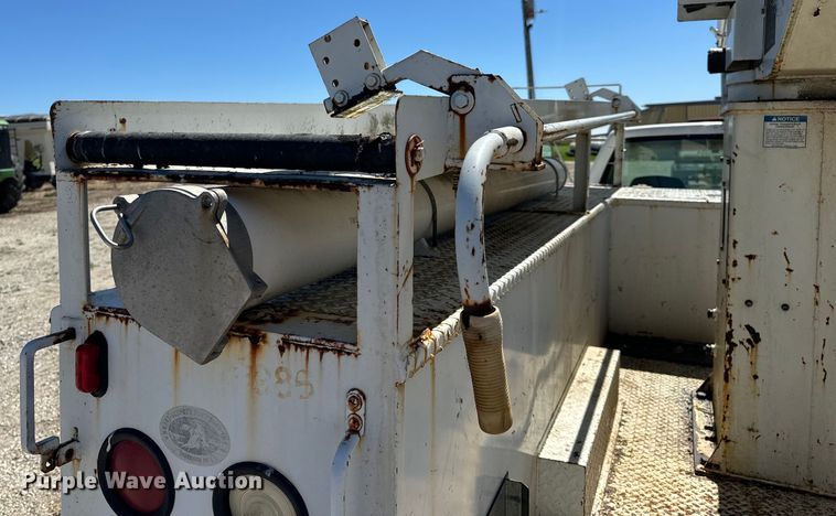 image for item EH6886 1999 Chevrolet  C3500 bucket truck