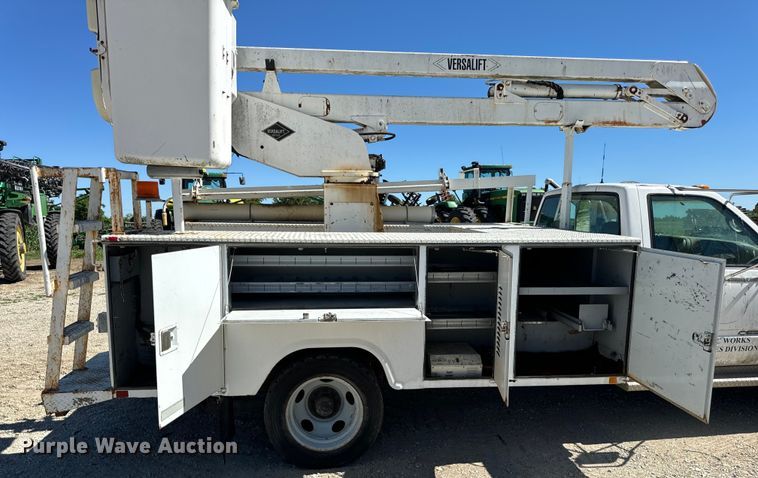 image for item EH6886 1999 Chevrolet  C3500 bucket truck