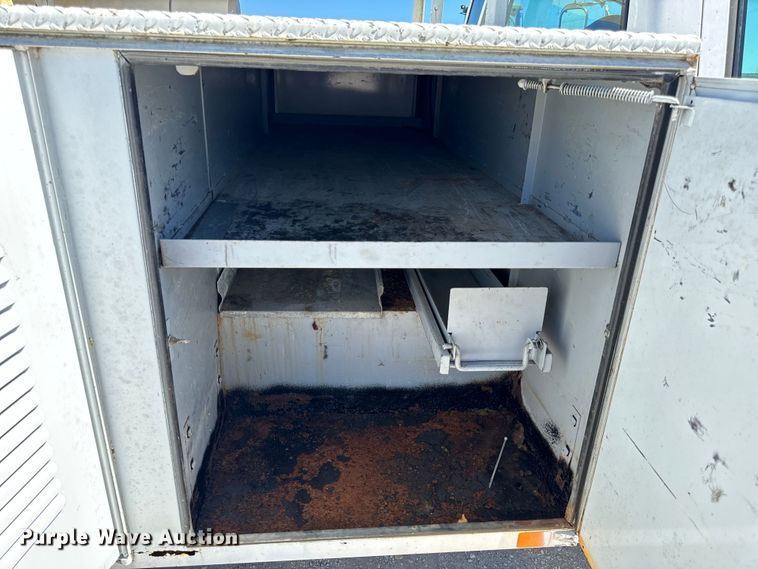 image for item EH6886 1999 Chevrolet  C3500 bucket truck