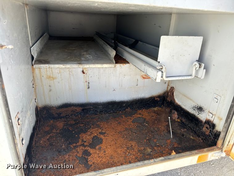 image for item EH6886 1999 Chevrolet  C3500 bucket truck