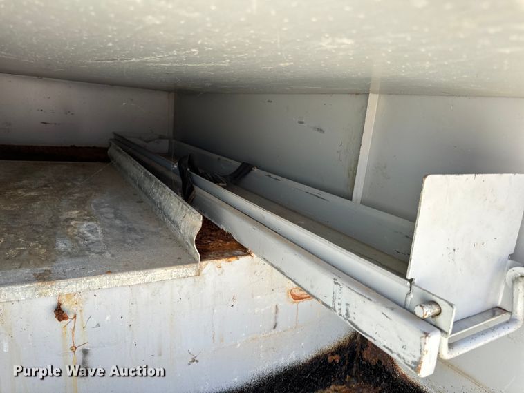 image for item EH6886 1999 Chevrolet  C3500 bucket truck