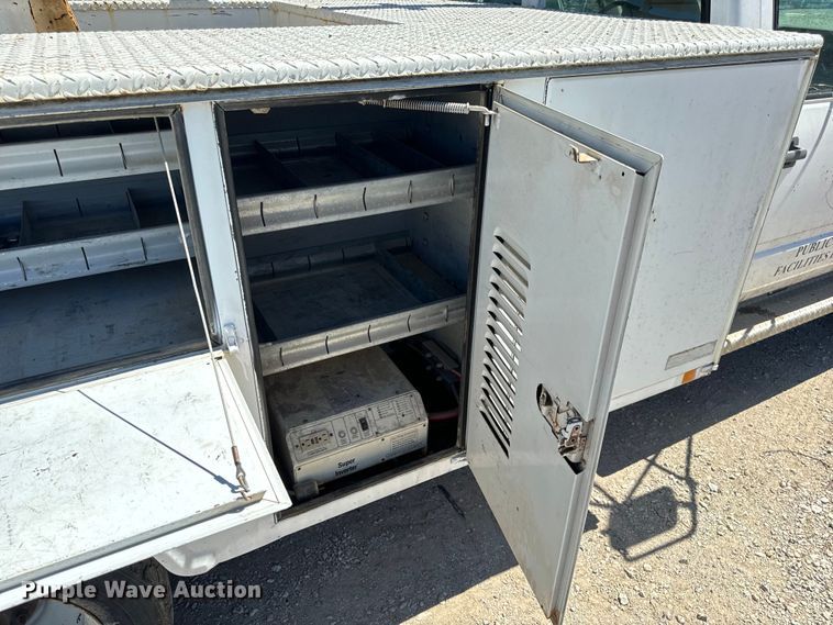 image for item EH6886 1999 Chevrolet  C3500 bucket truck