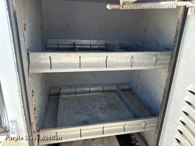 image for item EH6886 1999 Chevrolet  C3500 bucket truck