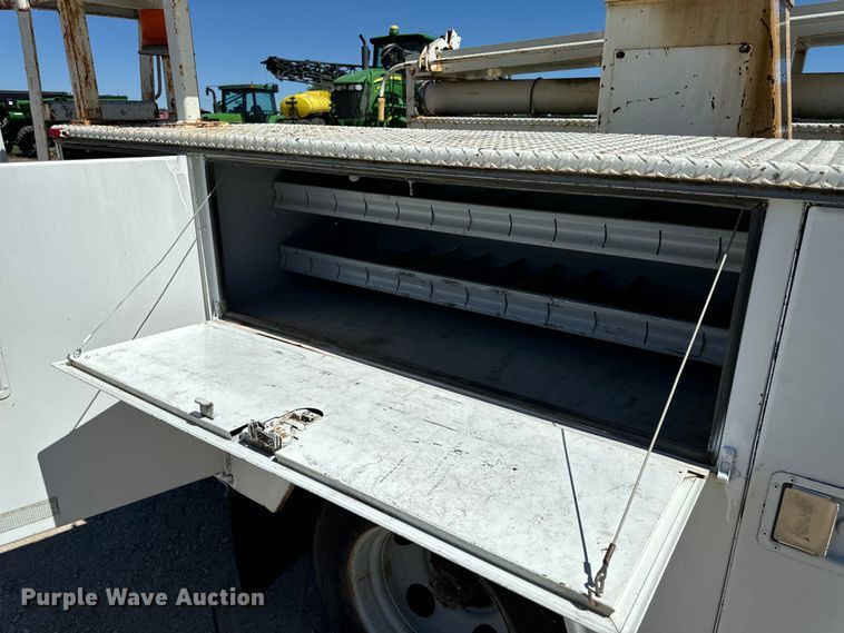 image for item EH6886 1999 Chevrolet  C3500 bucket truck