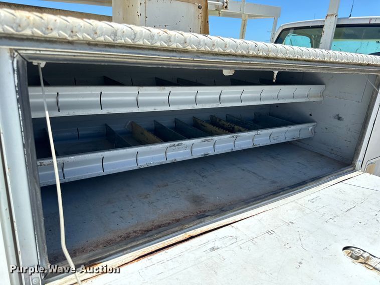 image for item EH6886 1999 Chevrolet  C3500 bucket truck