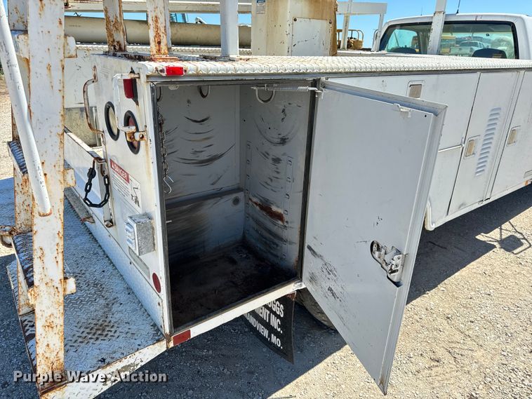 image for item EH6886 1999 Chevrolet  C3500 bucket truck