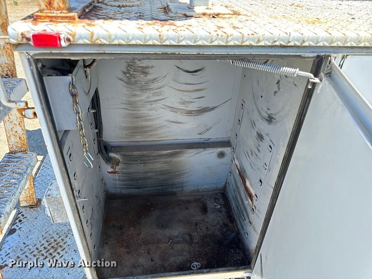 image for item EH6886 1999 Chevrolet  C3500 bucket truck