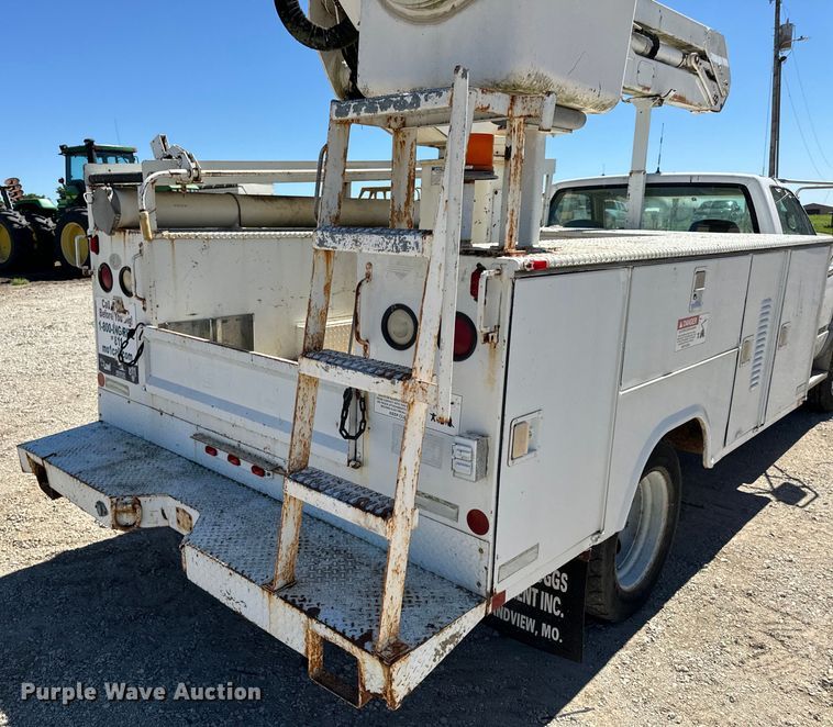image for item EH6886 1999 Chevrolet  C3500 bucket truck