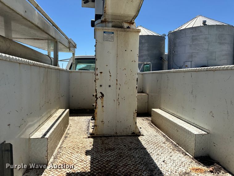 image for item EH6886 1999 Chevrolet  C3500 bucket truck