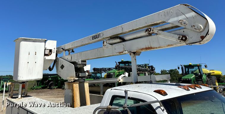 image for item EH6886 1999 Chevrolet  C3500 bucket truck