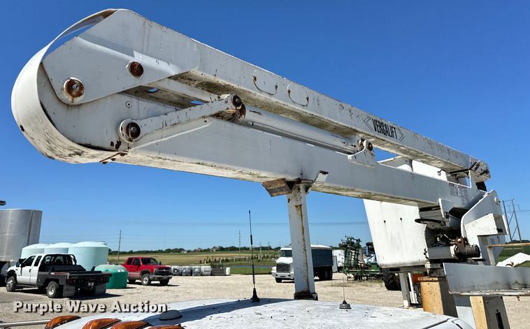 image for item EH6886 1999 Chevrolet  C3500 bucket truck