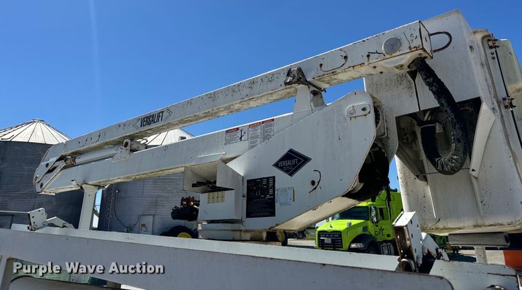 image for item EH6886 1999 Chevrolet  C3500 bucket truck