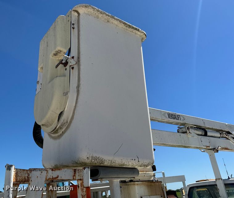 image for item EH6886 1999 Chevrolet  C3500 bucket truck