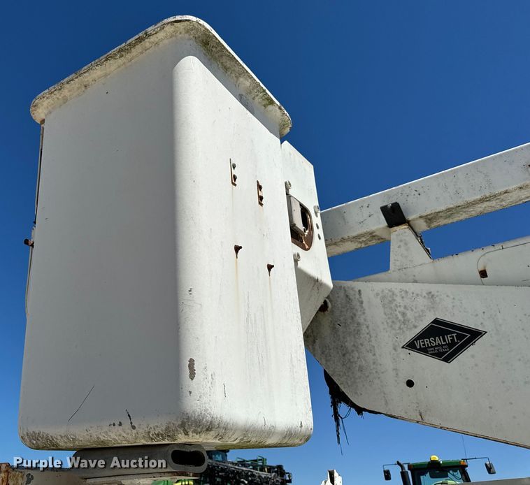 image for item EH6886 1999 Chevrolet  C3500 bucket truck