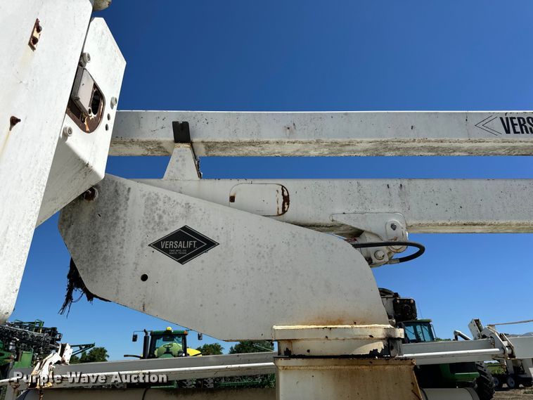 image for item EH6886 1999 Chevrolet  C3500 bucket truck