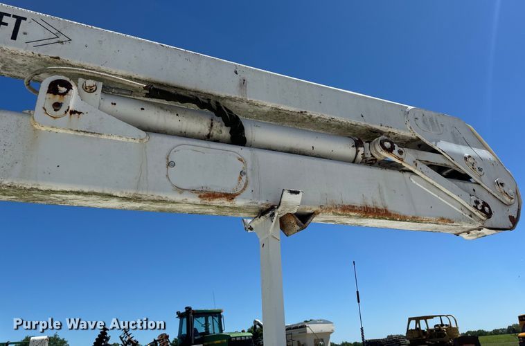 image for item EH6886 1999 Chevrolet  C3500 bucket truck