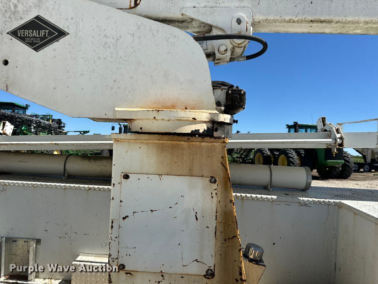 image for item EH6886 1999 Chevrolet  C3500 bucket truck