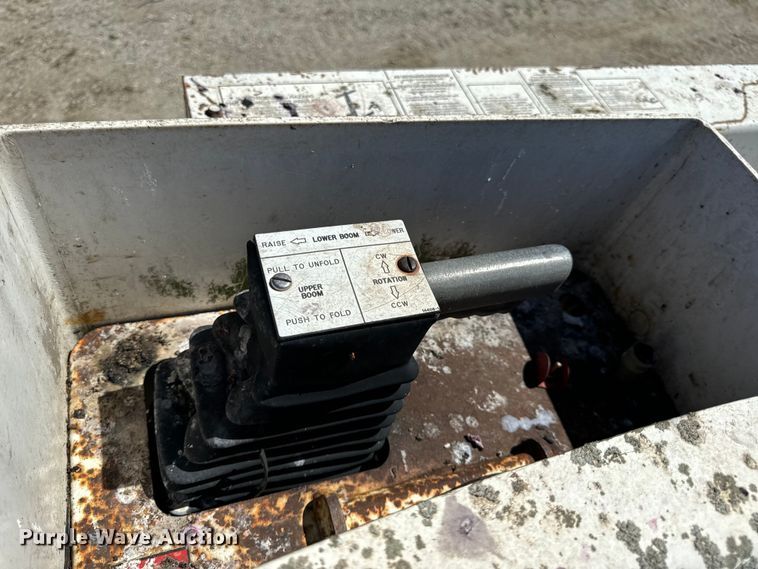 image for item EH6886 1999 Chevrolet  C3500 bucket truck