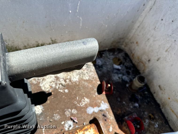 image for item EH6886 1999 Chevrolet  C3500 bucket truck