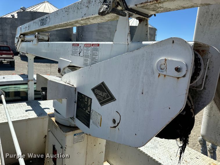 image for item EH6886 1999 Chevrolet  C3500 bucket truck