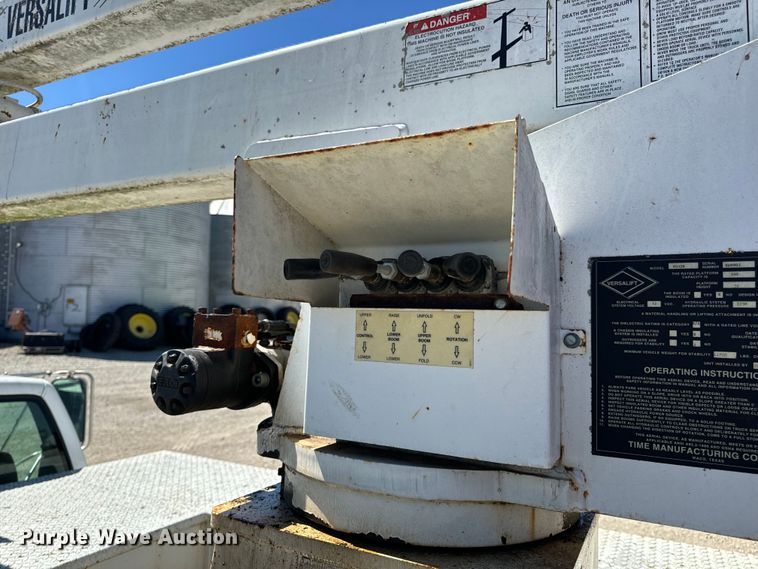 image for item EH6886 1999 Chevrolet  C3500 bucket truck