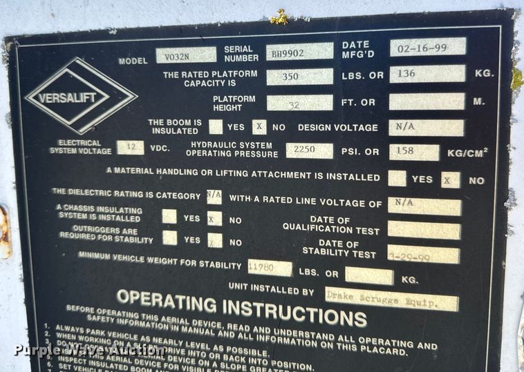 image for item EH6886 1999 Chevrolet  C3500 bucket truck