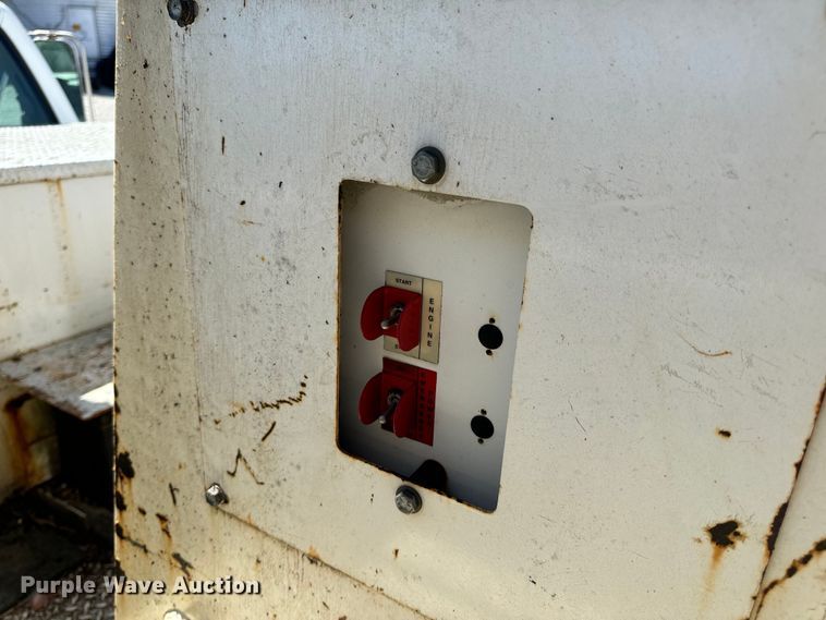 image for item EH6886 1999 Chevrolet  C3500 bucket truck