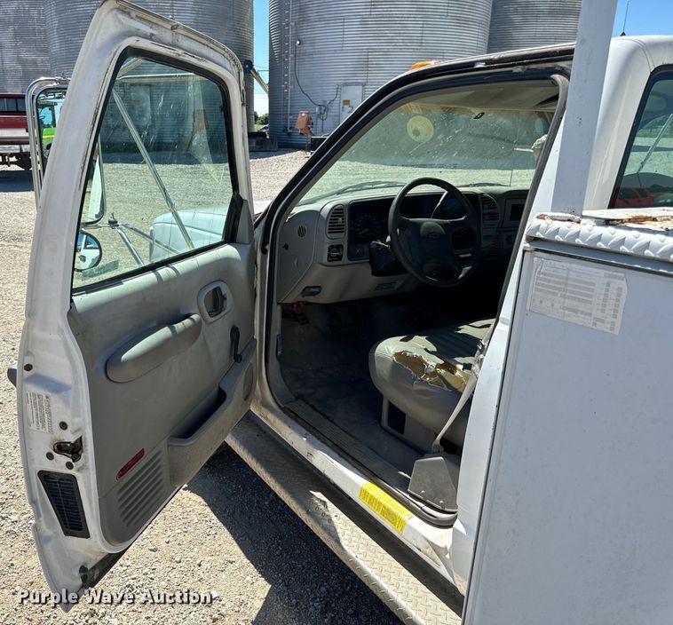 image for item EH6886 1999 Chevrolet  C3500 bucket truck