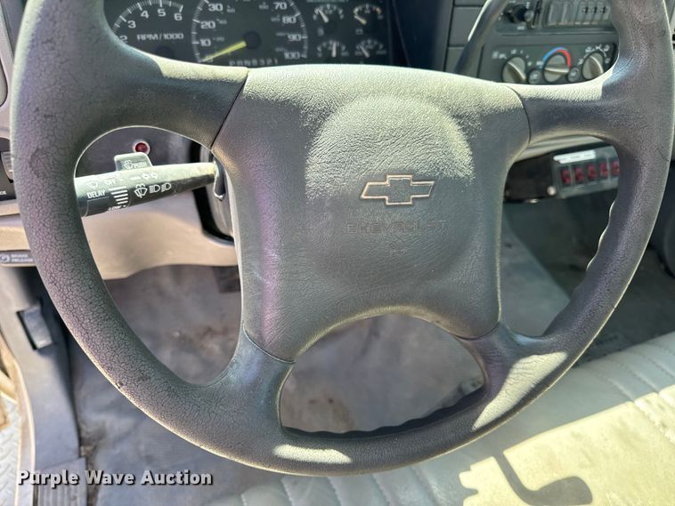 image for item EH6886 1999 Chevrolet  C3500 bucket truck