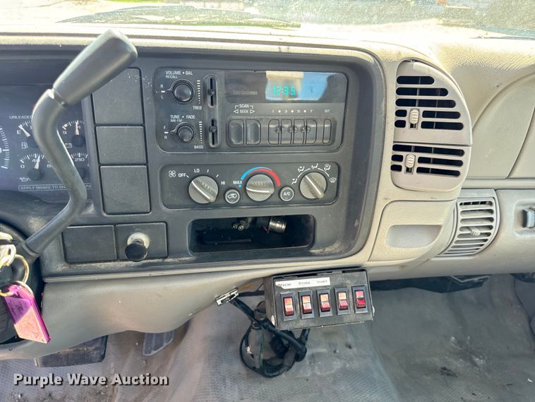 image for item EH6886 1999 Chevrolet  C3500 bucket truck