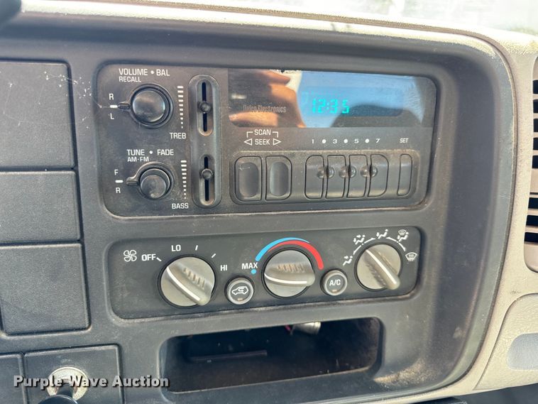 image for item EH6886 1999 Chevrolet  C3500 bucket truck