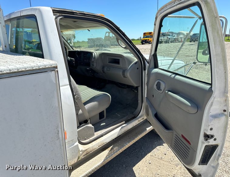 image for item EH6886 1999 Chevrolet  C3500 bucket truck