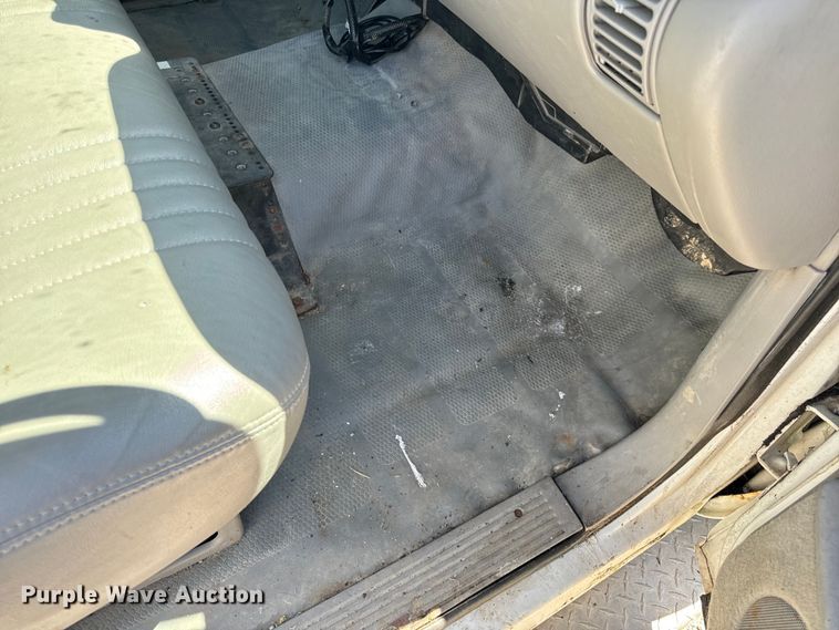 image for item EH6886 1999 Chevrolet  C3500 bucket truck