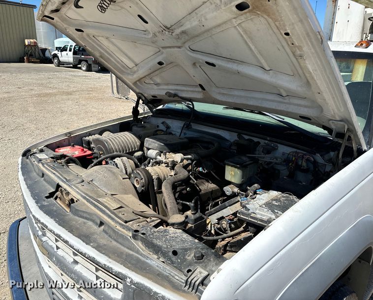 image for item EH6886 1999 Chevrolet  C3500 bucket truck