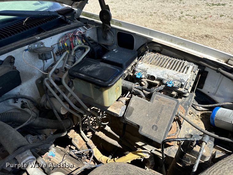 image for item EH6886 1999 Chevrolet  C3500 bucket truck