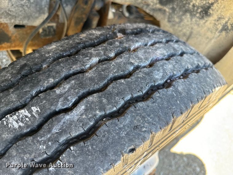 image for item EH6886 1999 Chevrolet  C3500 bucket truck