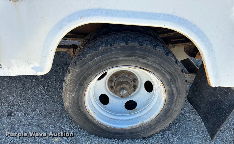 image for item EH6886 1999 Chevrolet  C3500 bucket truck